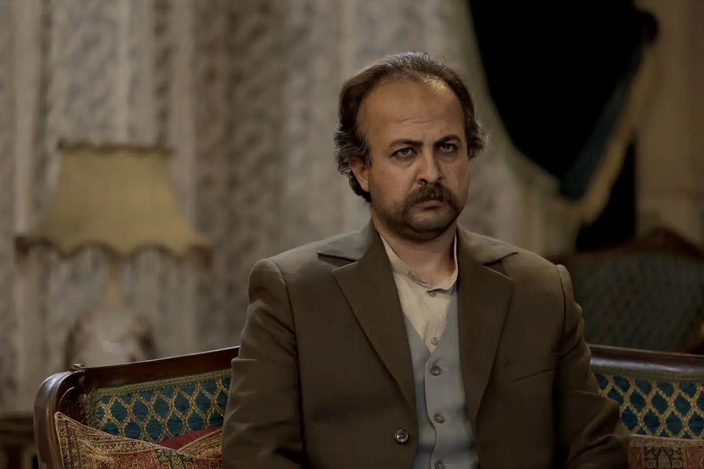 تماشای قسمت پنجم سریال سووشون با بازی ملک رستم خان در نماوا، اقتباسی از رمان ماندگار سیمین دانشور به کارگردانی نرگس آبیار