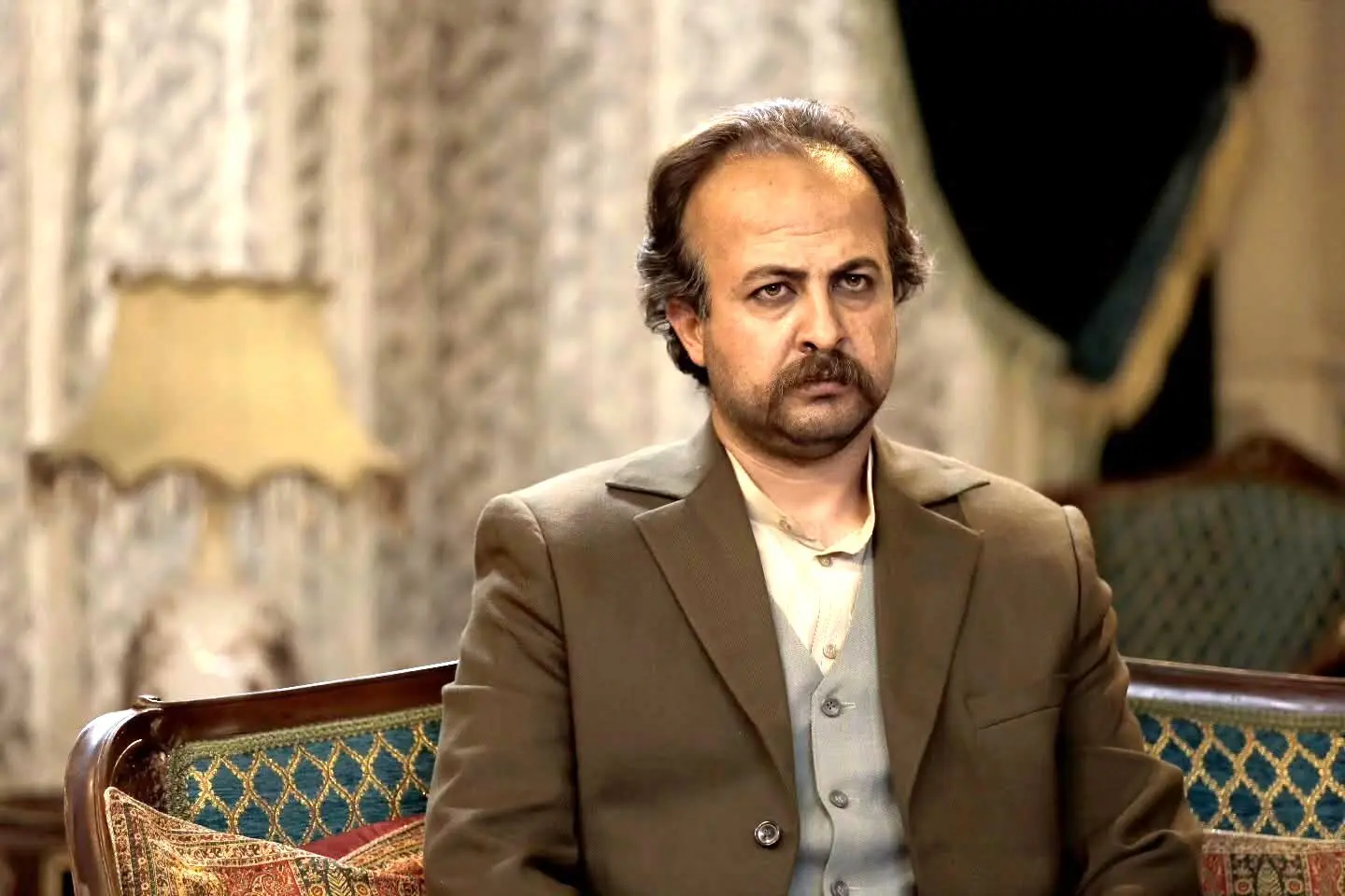 تماشای قسمت پنجم سریال سووشون با بازی ملک رستم خان در نماوا، اقتباسی از رمان ماندگار سیمین دانشور به کارگردانی نرگس آبیار