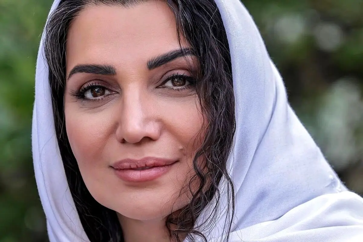 الهام پاوه‌نژاد با موهای سفید و ظاهر طبیعی: نماد زیبایی بی‌پیرایه و سبک زندگی مستقل