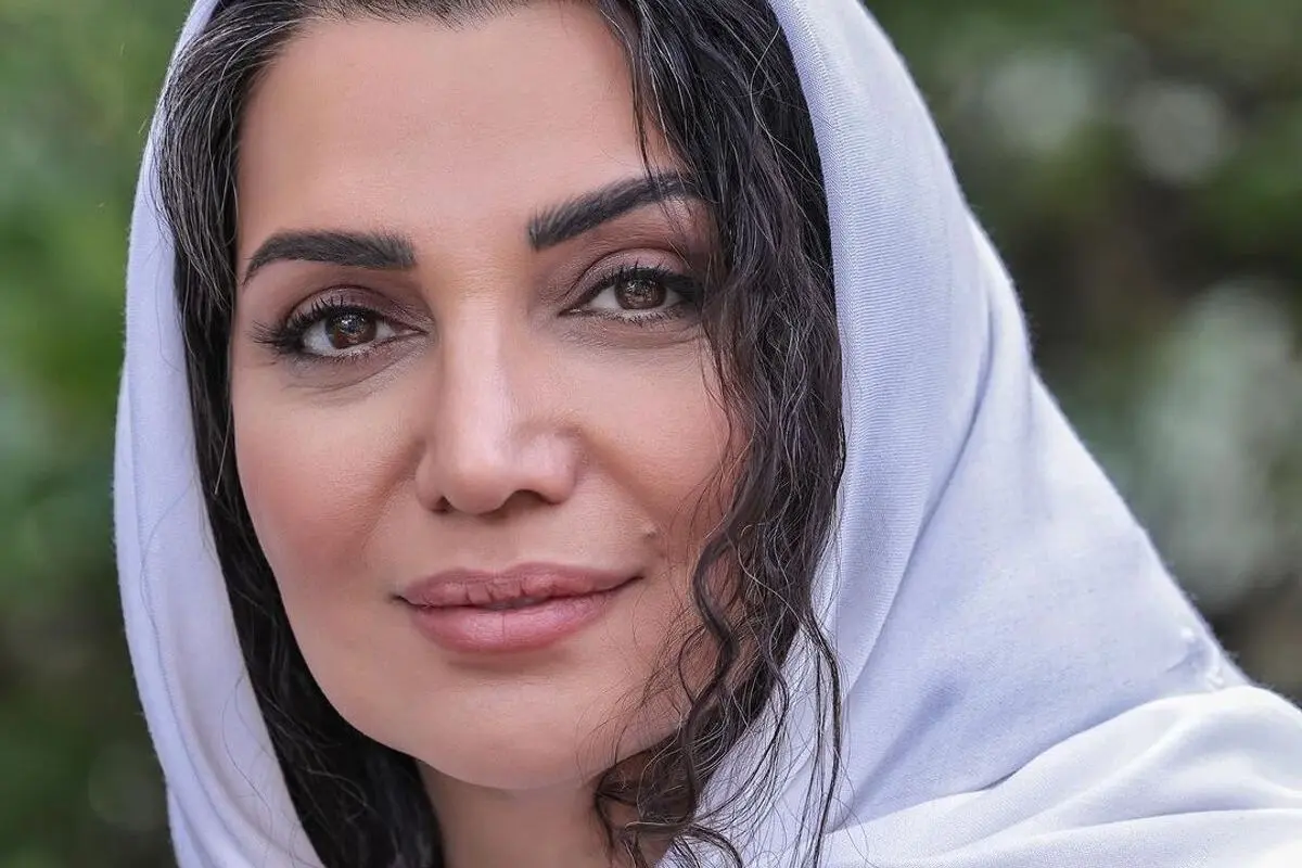 الهام پاوه‌نژاد با موهای سفید و ظاهر طبیعی: نماد زیبایی بی‌پیرایه و سبک زندگی مستقل