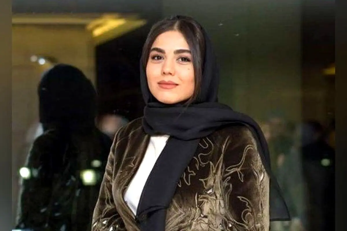 آوای باران در لندن: خانم بازیگر کنار برج ساعت بیگ‌بن ولنتاین را جشن گرفت