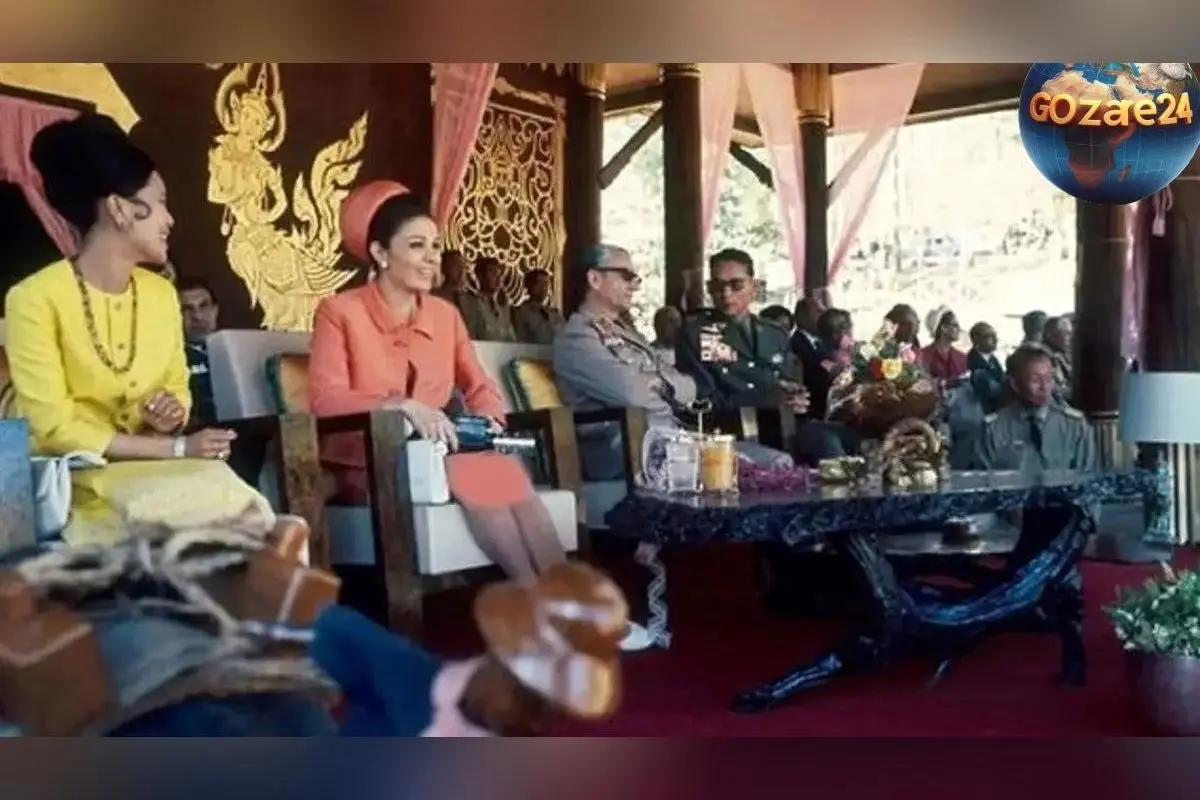 عکس نادر از محمدرضا پهلوی و فرح دیبا در حال قدم زدن در طبیعت بکر بانکوک در سال ۱۳۴۶