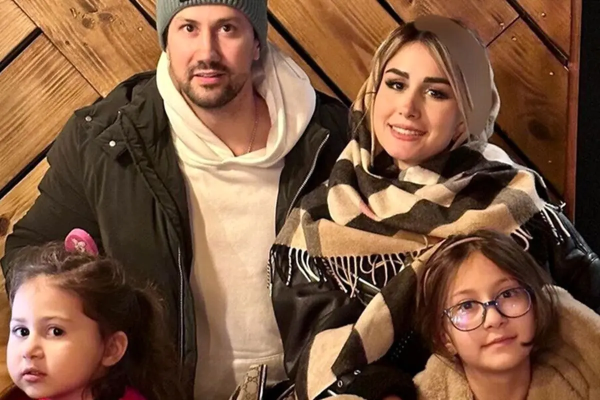 واکنش بامزه دختران شاهرخ استخری هنگام تماشای جوکر با پدرشان!