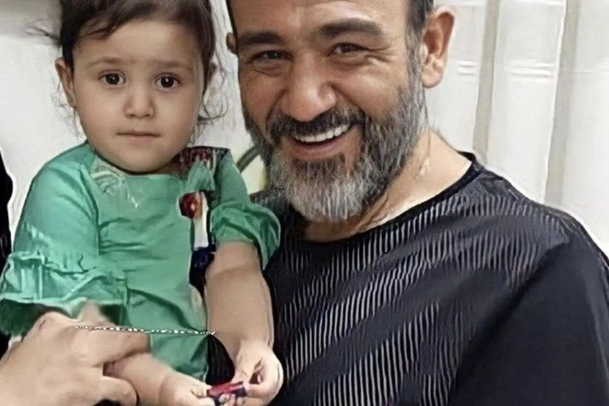 تصویر دلنشین میوهچینی هانا دختر مهران غفوریان در باغچه کوچک و باصفای حیاط خانه + عکس