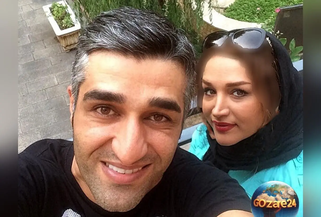 تصویر چیدمان ساده و بی‌تجمل میز عزای مادر پژمان جمشیدی در کانادا؛ یاد و خاطره مادر گرامی باد