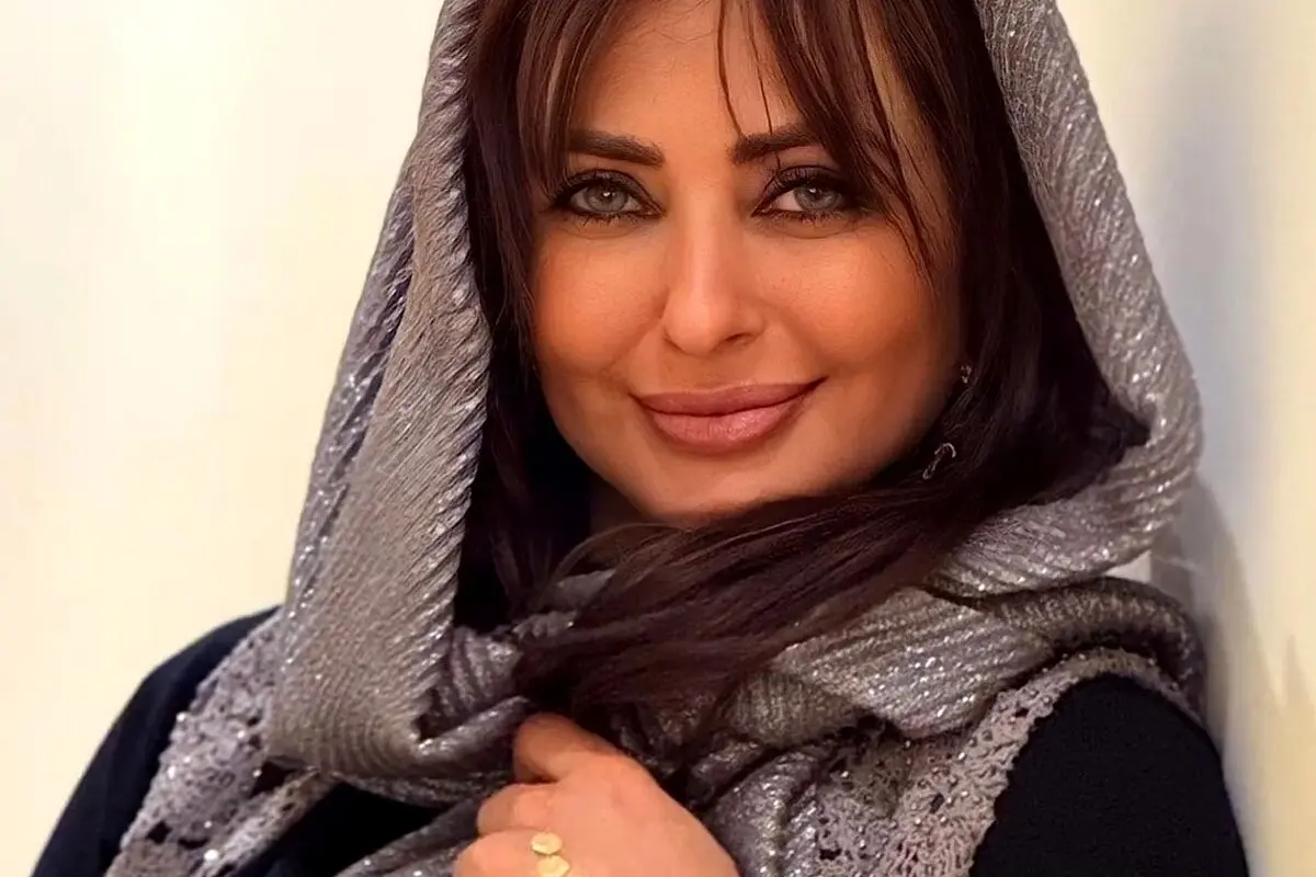 نفیسه روشن با استایل قرمز و پاشنه بلندهای قلبی در کنار صندلی ریاست کلینیک شخصی؛ بازیگر و فعال حقوق زنان درباره زیبایی، عشق و استقلال زنان صحبت می‌کند