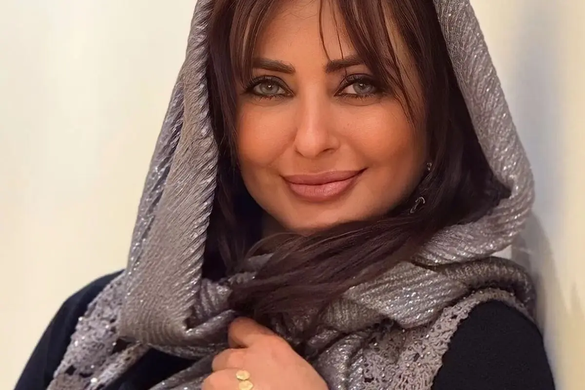 نفیسه روشن با استایل قرمز و پاشنه بلندهای قلبی در کنار صندلی ریاست کلینیک شخصی؛ بازیگر و فعال حقوق زنان درباره زیبایی، عشق و استقلال زنان صحبت می‌کند