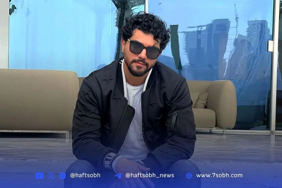 عکس خانوادگی سینا مهراد با مادر و سعید سهیلی در صفحه شخصیاش