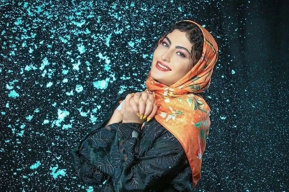 مدل لباس و استایل خاص مریم مومن در انتخاب شال و مانتوهای رنگی محبوب خانم‌های ایرانی + عکس