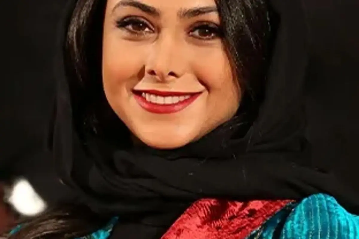 آزاده صمدی در حال تجربه هیجان‌انگیز شنا در دریا + عکس جدید و بی‌نظیر