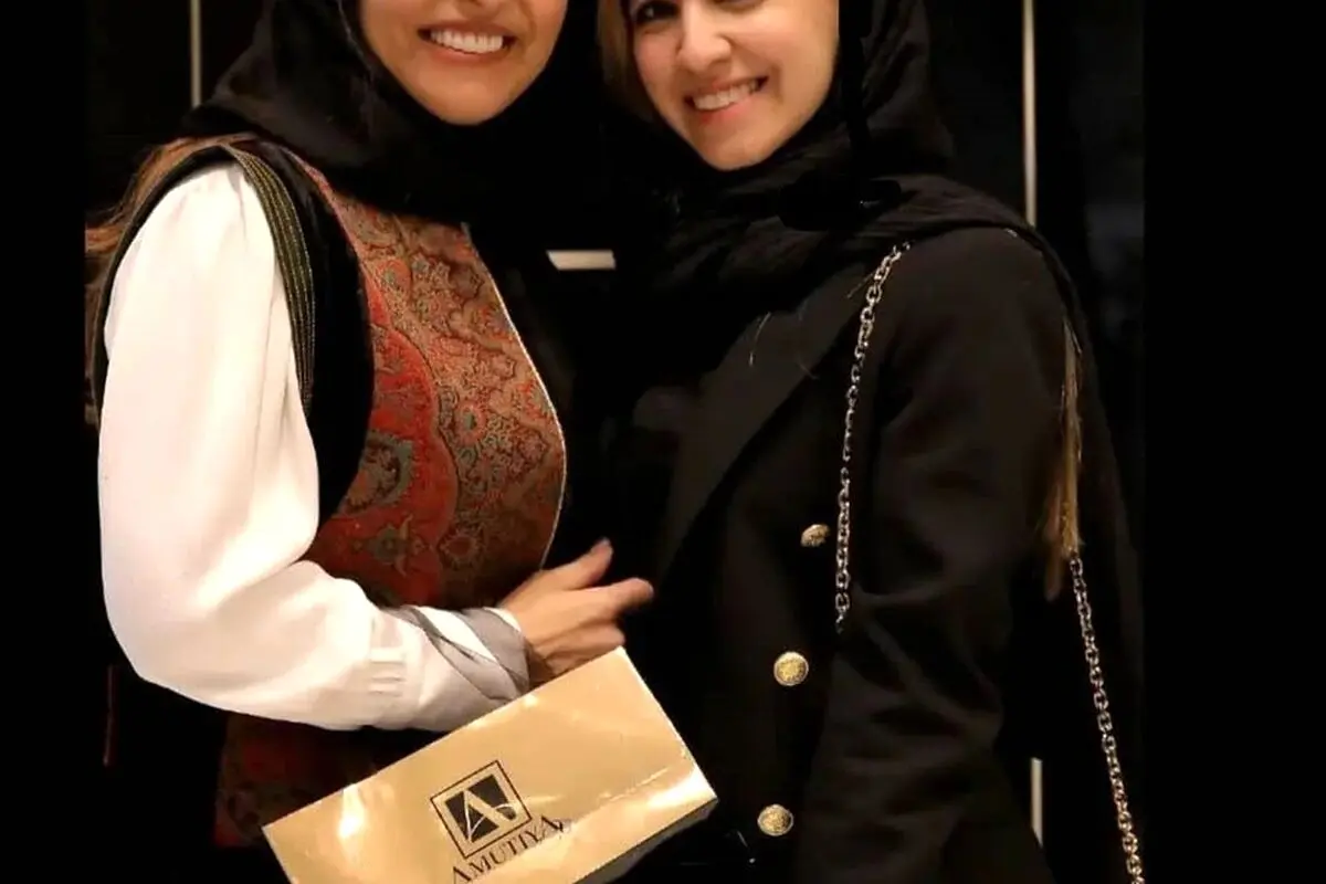 همسر سردار آزمون در افتتاحیه مدرسه زیبایی مادرش با کیک سه‌طبقه و گل‌های زیبا، لحظاتی دیدنی رقم زد + عکس