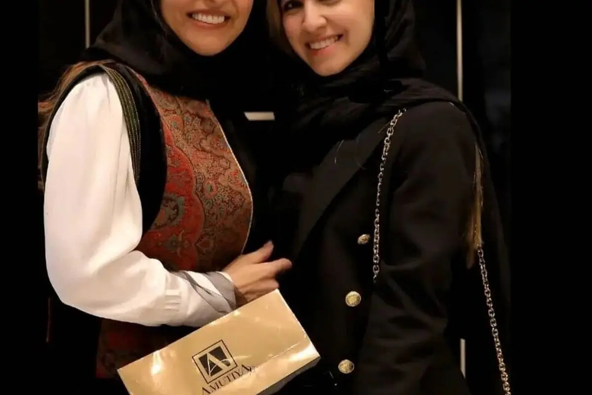 همسر سردار آزمون در افتتاحیه مدرسه زیبایی مادرش با کیک سه‌طبقه و گل‌های زیبا، لحظاتی دیدنی رقم زد + عکس