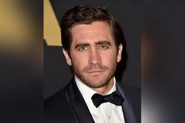 ژست‌های جذاب بازیگر با مبلمان شیک و لوکس؛ راهنمای استایل و دکوراسیون مدرن