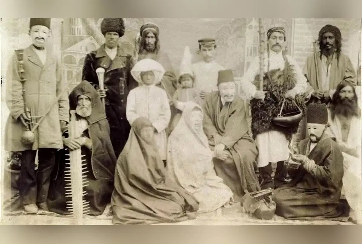 کشف تصاویر نادر از دوره قاجار: فروشنده دوره‌گرد و زن شپش‌گیر در حیاط خانه تاریخی