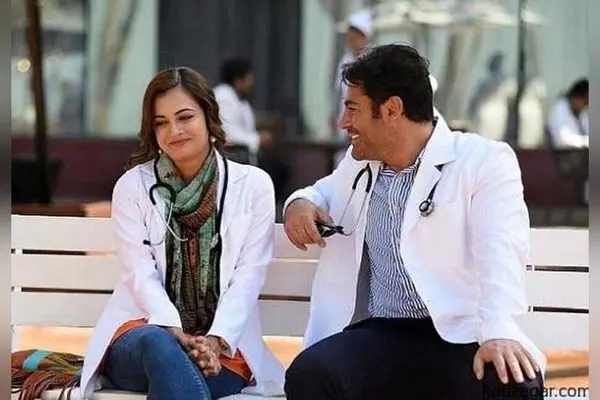 حیاط رویایی خانه همبازی گلزار: بهشتی سرسبز با گل‌های صورتی و طراحی شش ضلعی