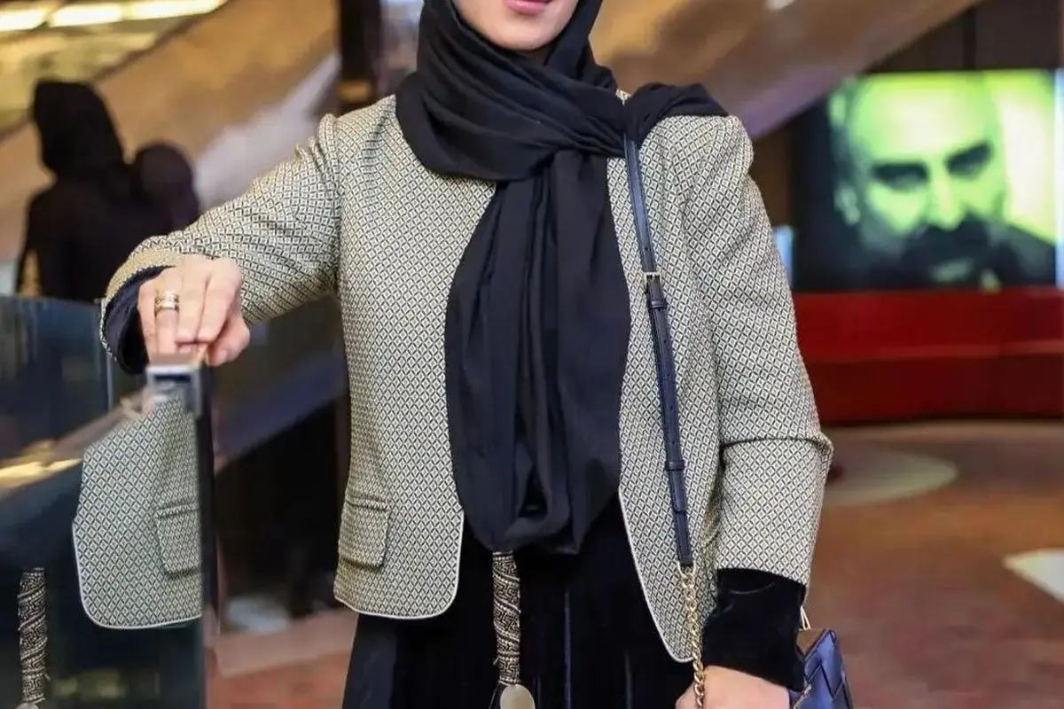 سوگل طهماسبی با استایل ساده و بدون آرایش در روز تولدش، سورپرایز دوست صمیمی در کافه + عکس