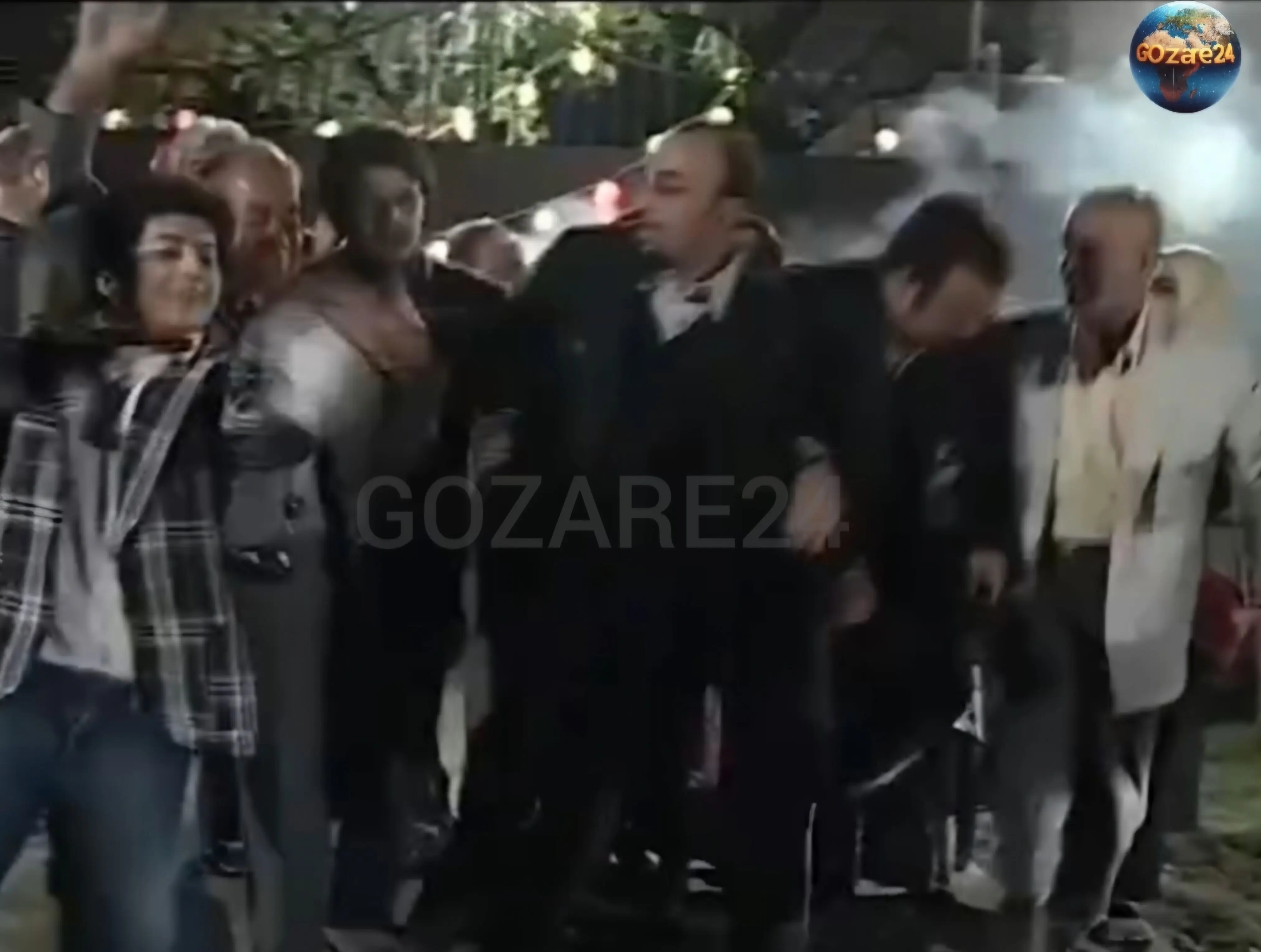 تو این سکانس در واقع کفش رضا عطاران افتاده جوب! یه لنگه مونده
