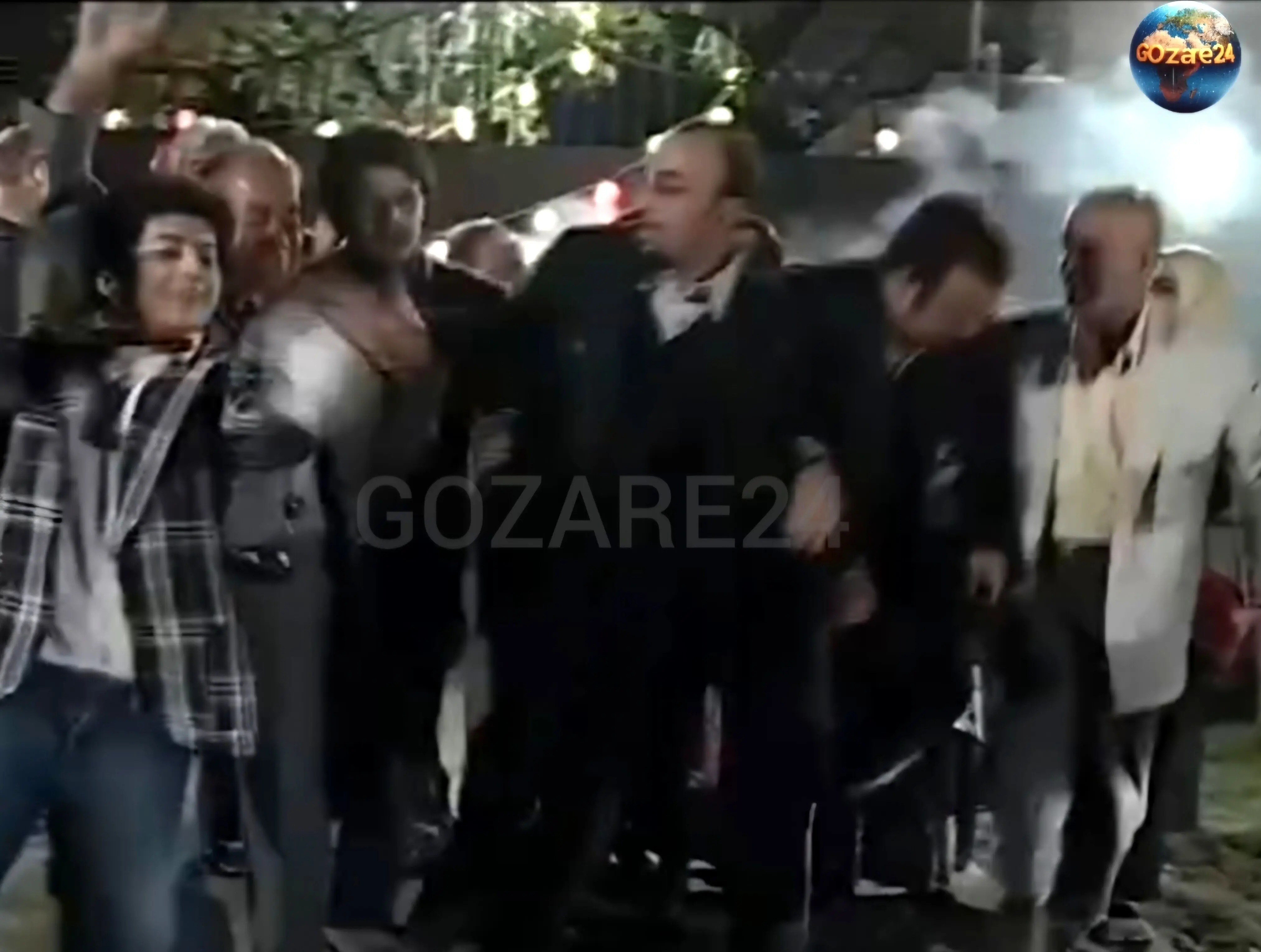 تو این سکانس در واقع کفش رضا عطاران افتاده جوب! یه لنگه مونده