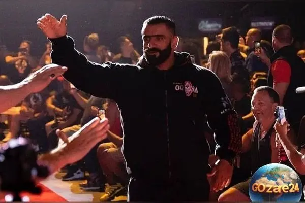 تصویر رهبر انقلاب بر روی صفحه تلفن همراه هادی چوپان در مراسم بزرگداشت فرامرز عزیزی