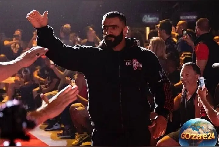 تصویر رهبر انقلاب بر روی صفحه تلفن همراه هادی چوپان در مراسم بزرگداشت فرامرز عزیزی