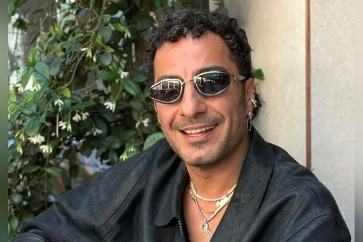 نویدمحمدزاده با سلفی در توالت فرنگی نشان داد که سبک مینیمال بهترین گزینه برای فضاهای خاص است