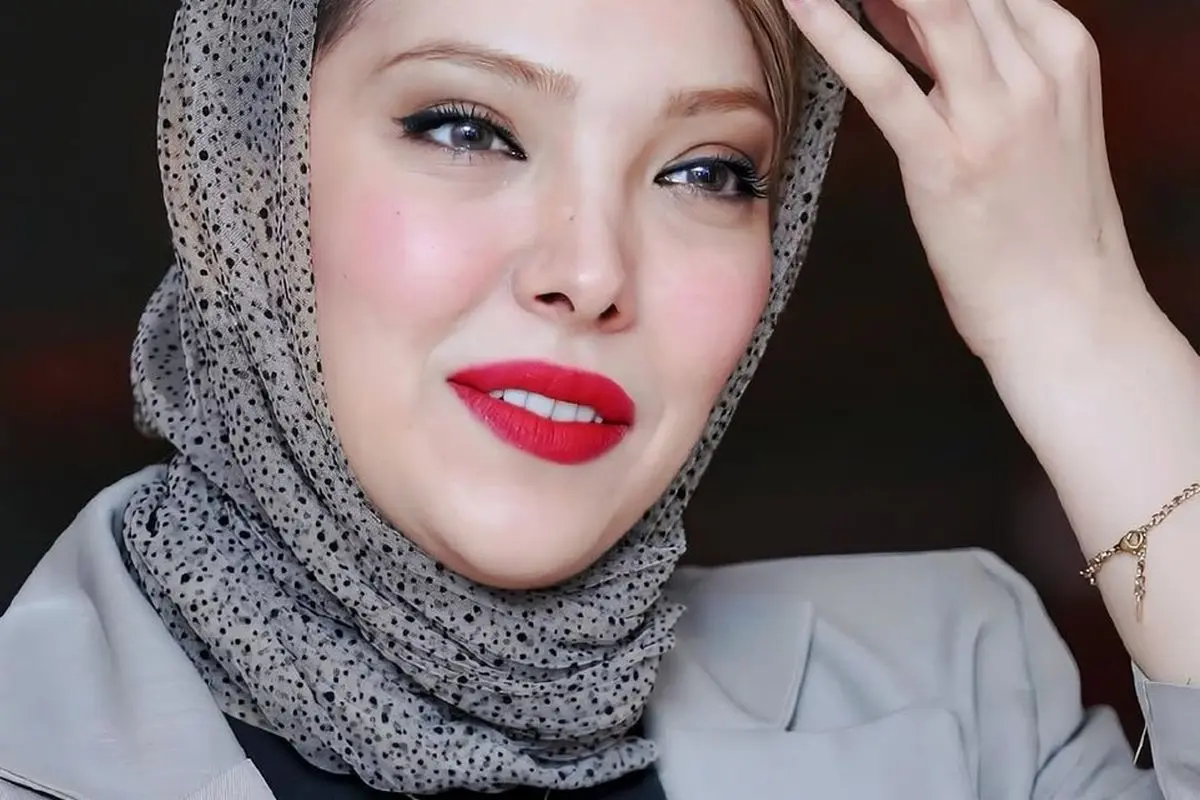 مانتوی طلایی و لاکچری صدف اسپهبدی با استایل ملکه‌های مصر در مراسم اکران فیلم «علفزار»