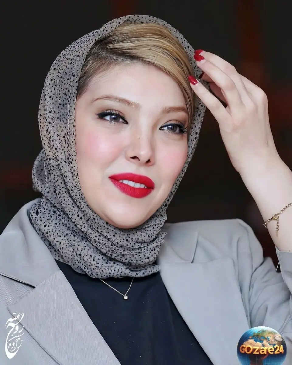 مانتوی طلایی و لاکچری صدف اسپهبدی با استایل ملکه‌های مصر در مراسم اکران فیلم «علفزار»