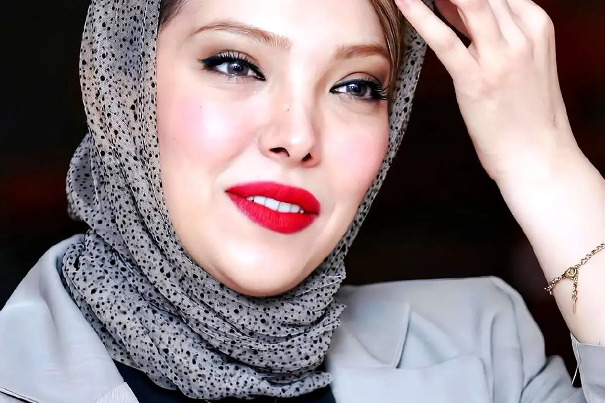 مانتوی طلایی و لاکچری صدف اسپهبدی با استایل ملکه‌های مصر در مراسم اکران فیلم «علفزار»