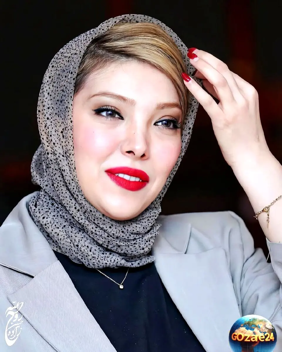 مانتوی طلایی و لاکچری صدف اسپهبدی با استایل ملکه‌های مصر در مراسم اکران فیلم «علفزار»