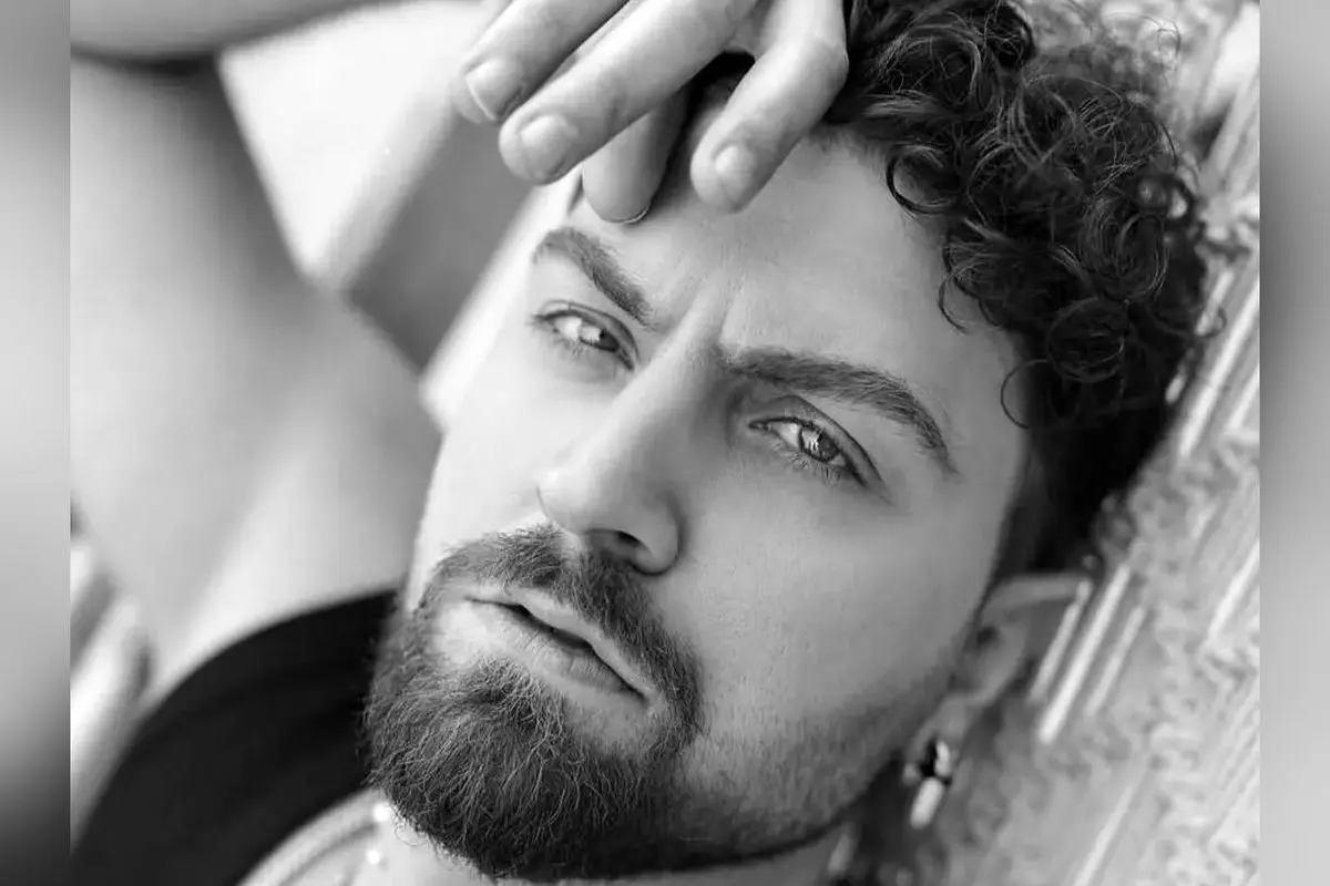 جشن تولد متفاوت امیرحسین فتحی با کیک اسکار در کنار خانواده و آغاز فعالیت حرفه‌ای در سینما