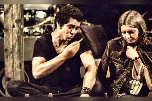 عکس جدید بهروز و گوگوش در کافه دنج با دکور چوبی و مناظر طبیعی