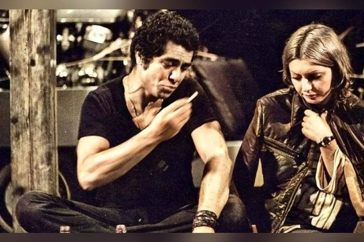 عکس جدید بهروز و گوگوش در کافه دنج با دکور چوبی و مناظر طبیعی