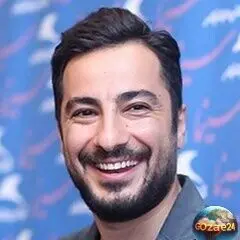 نوید محمدزاده با انتشار عکسی از برادر جنتلمن و بازیگر جدیدش، جذاب و خوش‌تیپ در کنار خانواده