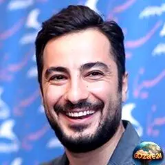 نوید محمدزاده با انتشار عکسی از برادر جنتلمن و بازیگر جدیدش، جذاب و خوش‌تیپ در کنار خانواده