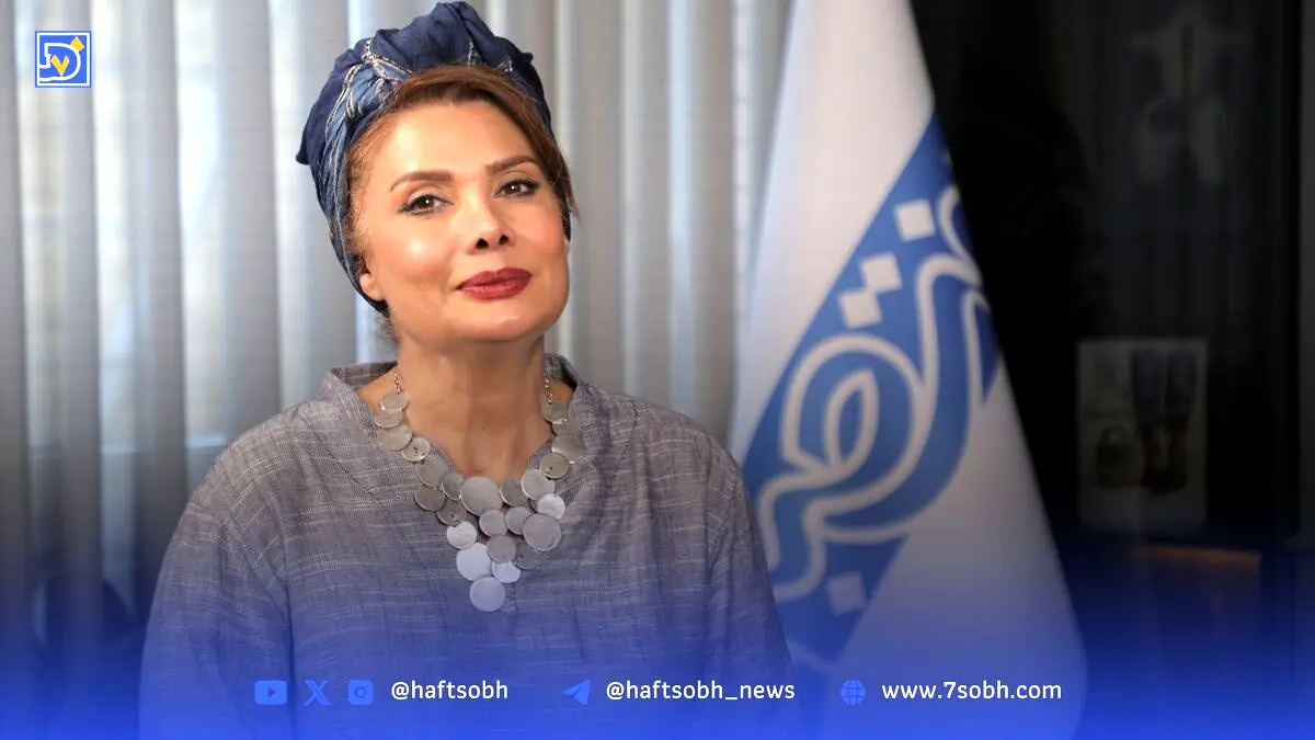 زنانی با دو چهره، صدای تاریخ و حال در نمایش «امر ملوکانه»