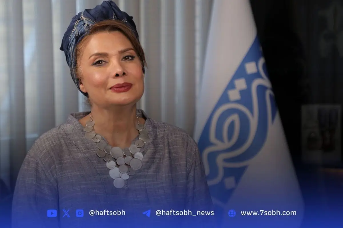 زنانی با دو چهره، صدای تاریخ و حال در نمایش «امر ملوکانه»