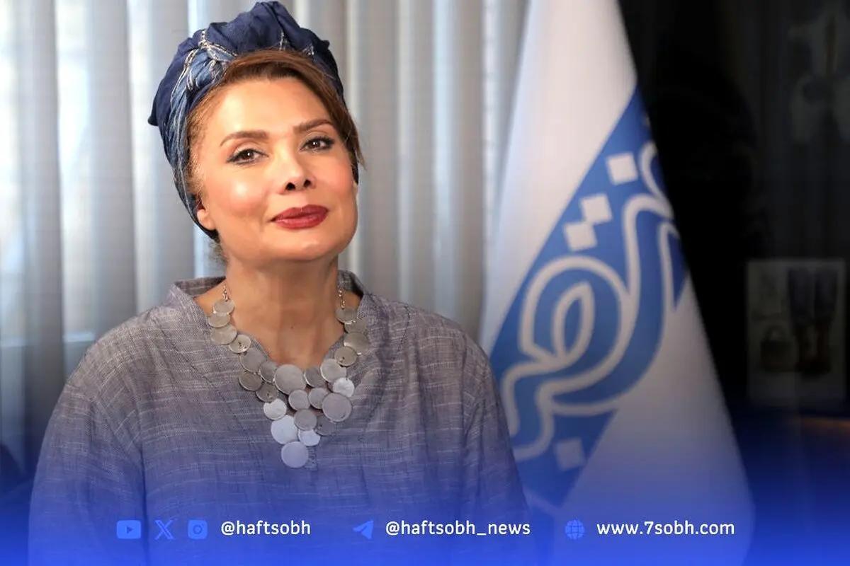 زنانی با دو چهره، صدای تاریخ و حال در نمایش «امر ملوکانه»