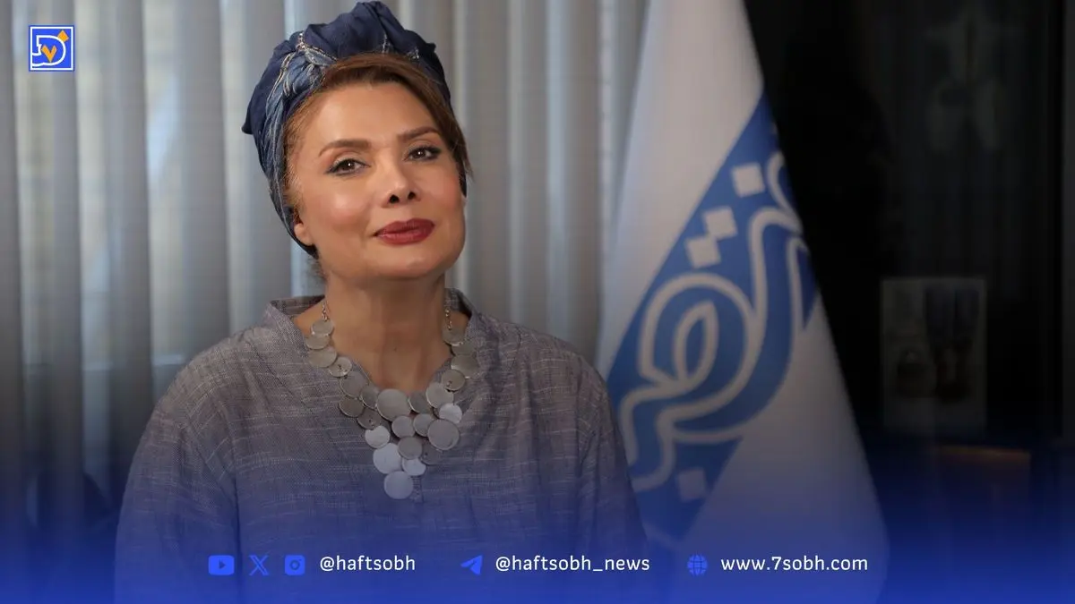 زنانی با دو چهره، صدای تاریخ و حال در نمایش «امر ملوکانه»