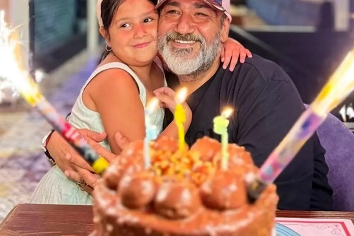 جشن تولد 51 سالگی مهران غفوریان با سوپرایز دخترش هانا در رستوران لاکچری و حضور اکبر عبدی