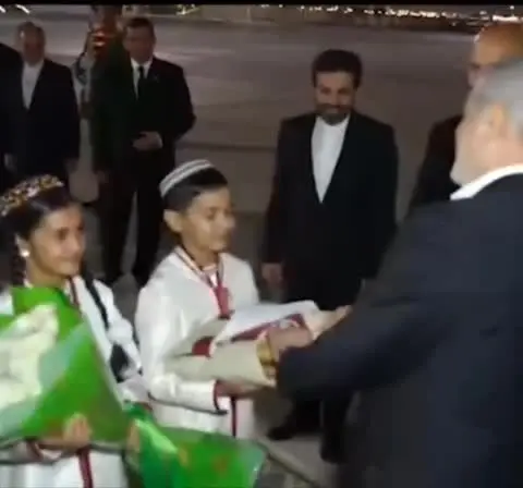 برخورد صمیمی دکتر پزشکیان با یک کودک