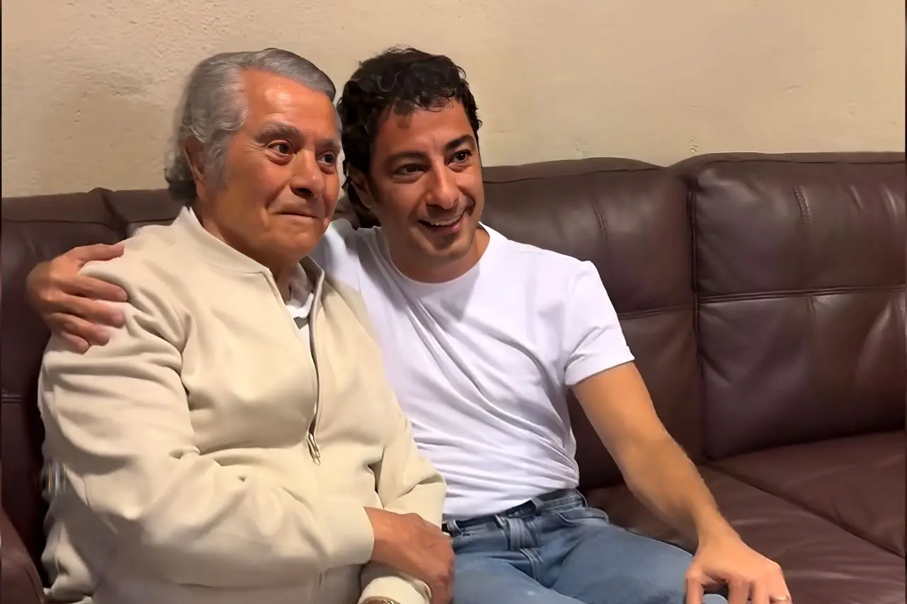 دیدار نوید محمدزاده با بهروز وثوقی؛ تصویری از احترام | نوید محمد زاده و بهروز وثوقی با یکدیگر عکس گرفتند.