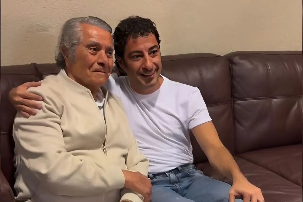 دیدار نوید محمدزاده با بهروز وثوقی؛ تصویری از احترام | نوید محمد زاده و بهروز وثوقی با یکدیگر عکس گرفتند.