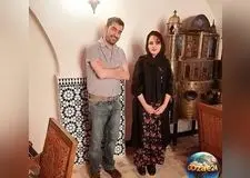 تصاویر و جزئیات طراحی داخلی منزل شهاب حسینی با چیدمانی لوکس، رنگ طلایی و لوستر مکعب‌ شیشه‌ای شناور