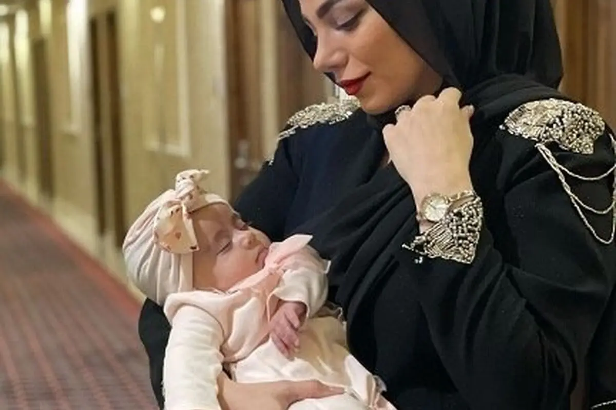 لحظه احساسی مجری برنامه ماه‌ترین در آنتن زنده؛ محیا اسناوندی درگیر احساسات شد و یاد دختر خودش افتاد