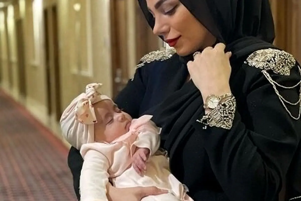 لحظه احساسی مجری برنامه ماه‌ترین در آنتن زنده؛ محیا اسناوندی درگیر احساسات شد و یاد دختر خودش افتاد