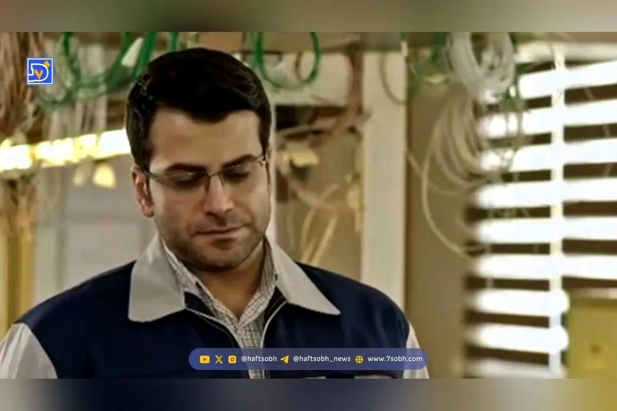 عکس جنجالی روزبه حصاری در کنار سعید راد؛ لحظه بوسه بر شانه ستاره پیشکسوت سینما در سال ۱۴۰۰