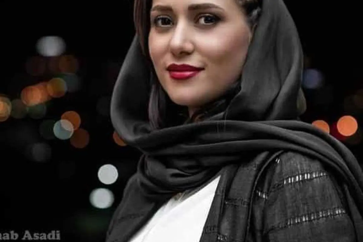 استایل شیک و خاص پریناز ایزدیار با پیراهن مخملی آبی و وست، عکسهای جدید در اینستاگرام