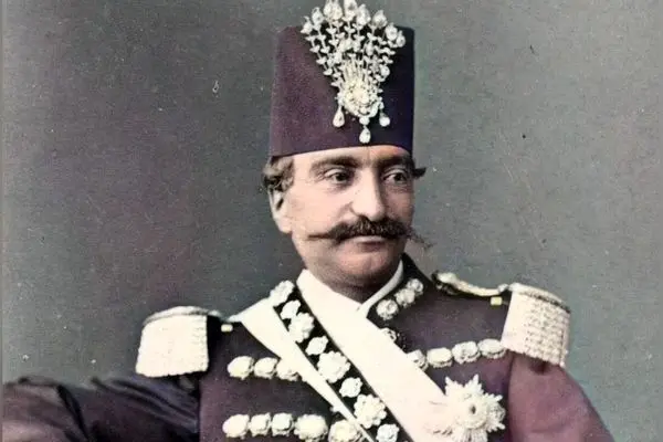 صندلی پادشاهی ناصرالدین‌شاه کنار تخت طاووس نماد جلال و جبروت در تاریخ ایران