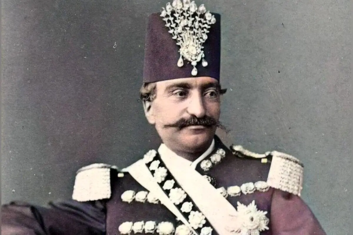 صندلی پادشاهی ناصرالدین‌شاه کنار تخت طاووس نماد جلال و جبروت در تاریخ ایران