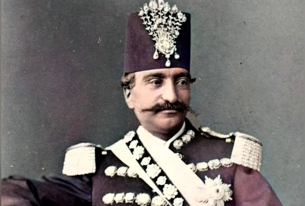 صندلی پادشاهی ناصرالدین‌شاه کنار تخت طاووس نماد جلال و جبروت در تاریخ ایران